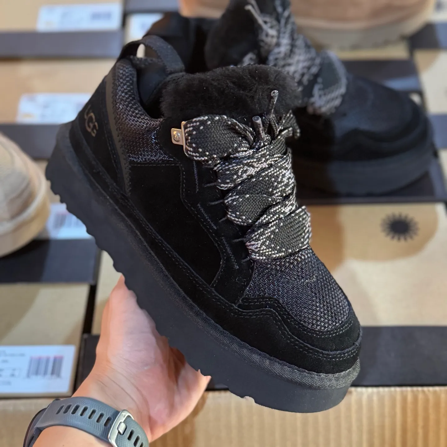 Local 💰600 Settlement in store 250 OEM grade 4032 Mel series Top workmanship level Super stable version ✔️ Good looks and texture online Suede leather + low-key logo look retro Classic two-color shoelaces can be worn as one shoe or two ✔️ So comfortable that you want to weld your feet on it Super light material + 5cm thick sole No tired feet after heightening Wool insoles are warm and breathable No stress on commuting and shopping all day long ✔️ I love the details: wide shoelaces for photos, sizes 34-40 are suitable for various foot types, slight stains can be wiped clean with a damp cloth, and the loose feeling in early autumn depends entirely on it. You can close your eyes and avoid stepping on thunder! 👟